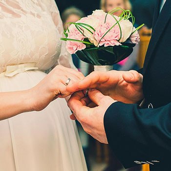 Colocándose el aro matrimonial en el día de su boda