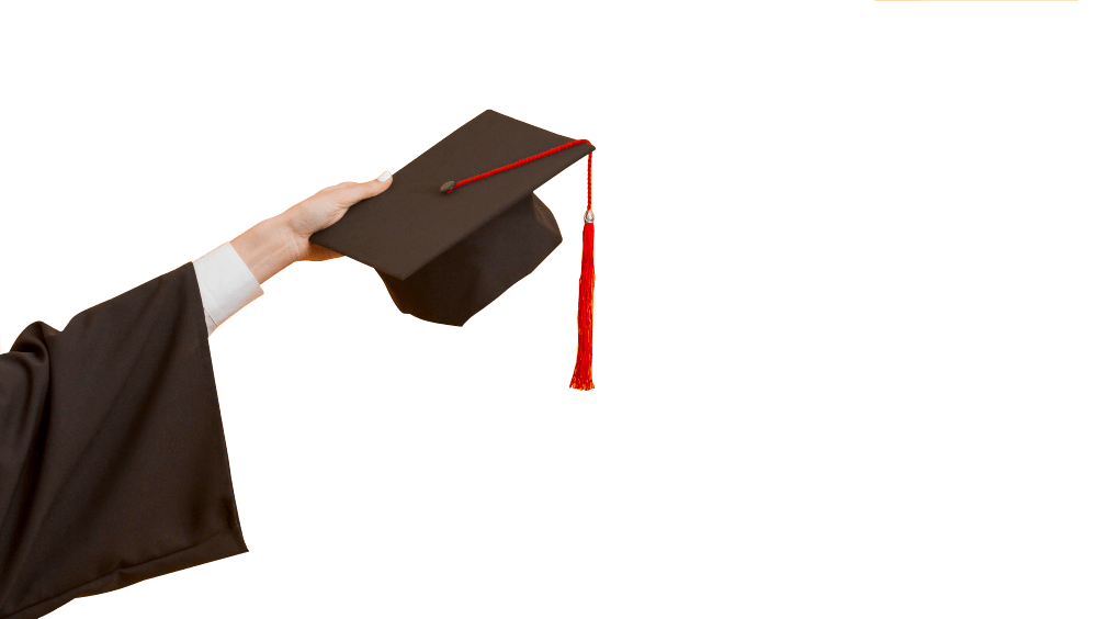 Brazo sosteniendo birrete de graduación